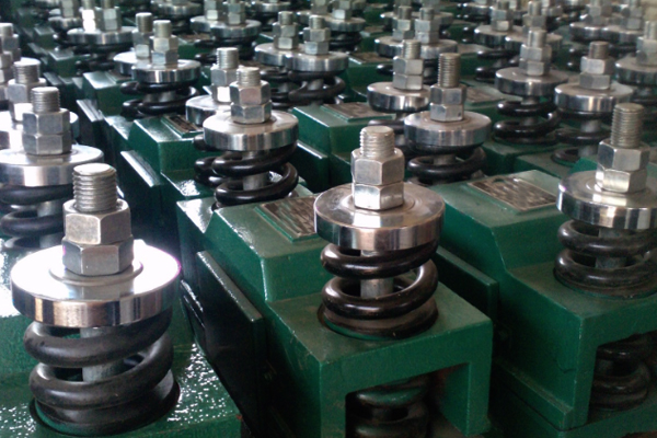 聯(lián)源機(jī)電廠家一批倉壁振動(dòng)器完工了，發(fā)貨準(zhǔn)備中